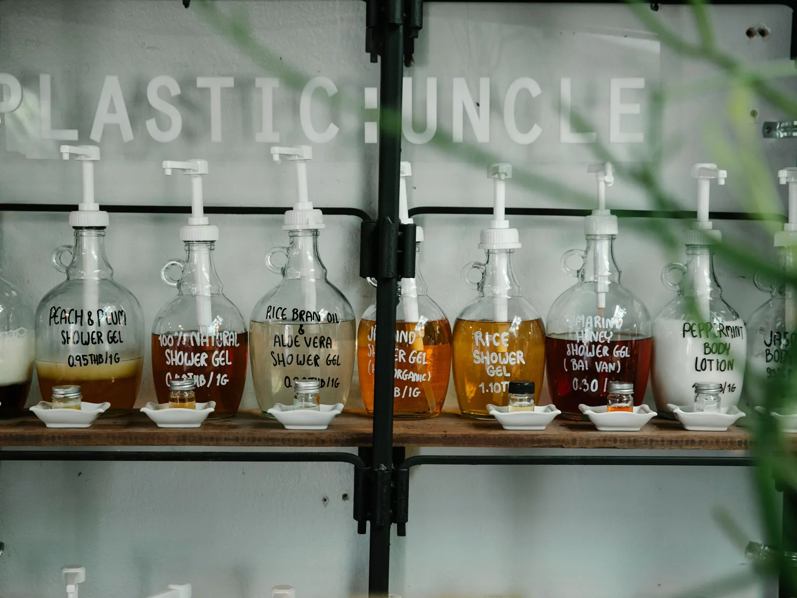 Rayon de produits en vrac : gel douche « (organic) », « Rice shower gel » et un petit pot testeur posé devant